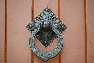 Vintage-Türklopfer, symbolisiert Willkommen.