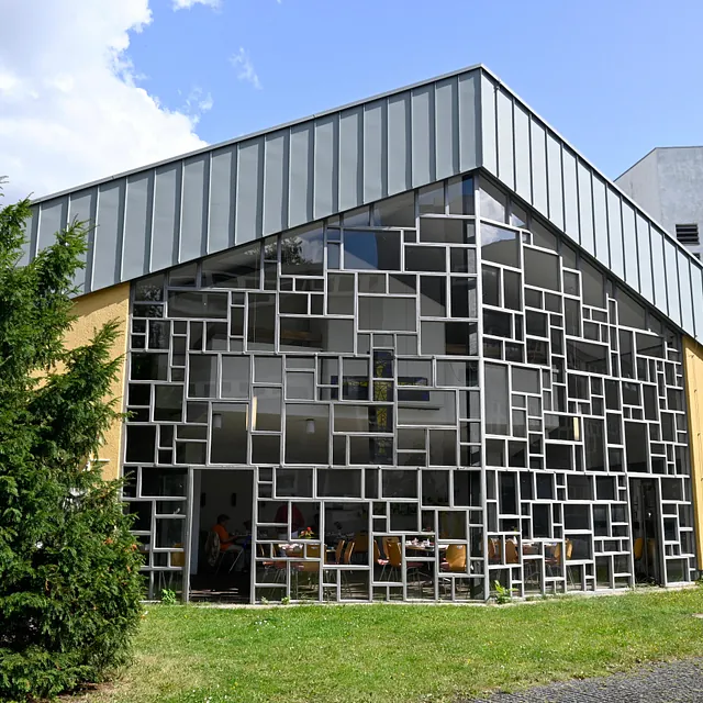 Zeitgenössische Kirchenarchitektur, große Glasfassade.